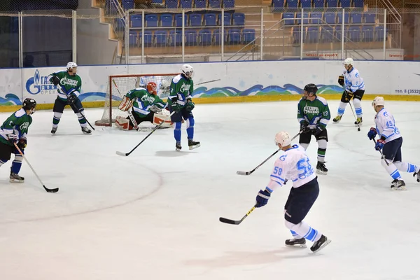 Orenburg, Rusko - 5 dubna 2017 rok: muži hrají hokej — Stock fotografie