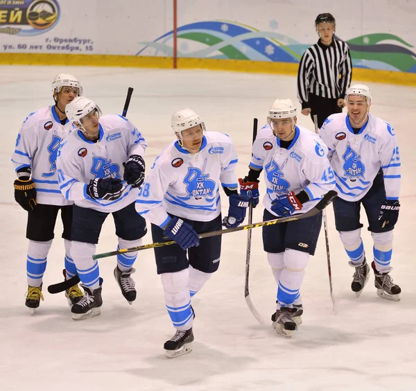 Orenburg, Rusia - 5 de abril de 2017 año: los hombres juegan al hockey —  Fotos de Stock