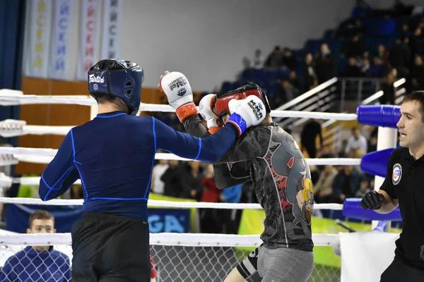 Orenburg, Ryssland - 18 februari 2017 år: stridande tävla i mixed martial arts — Stockfoto