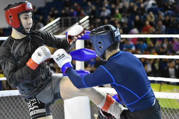 Orenburg, Rússia - 18 de fevereiro de 2017 ano: Os lutadores competem em artes marciais mistas — Fotografia de Stock