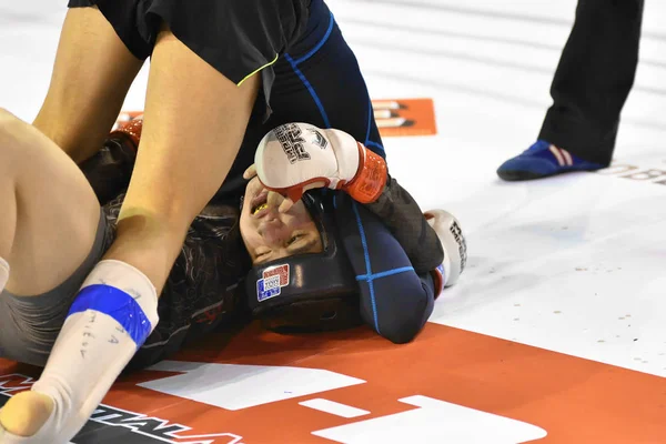 Orenburg, Rusia - 18 de febrero de 2017 año: Los combatientes compiten en artes marciales mixtas —  Fotos de Stock