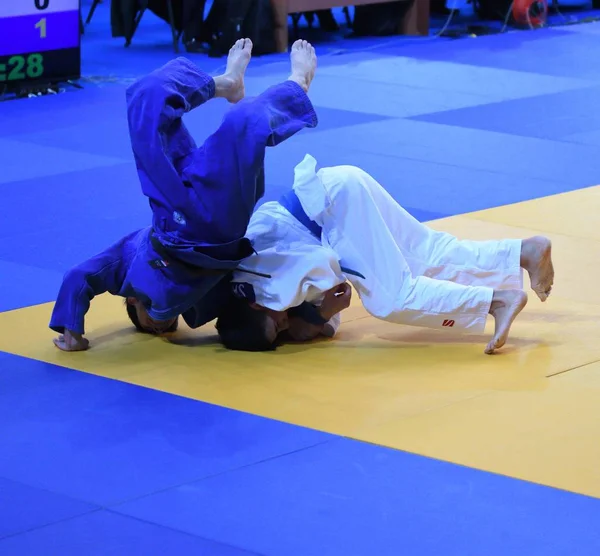 Orenburg, Federacja Rosyjska - 21 października 2016: chłopcy konkurować w Judo — Zdjęcie stockowe