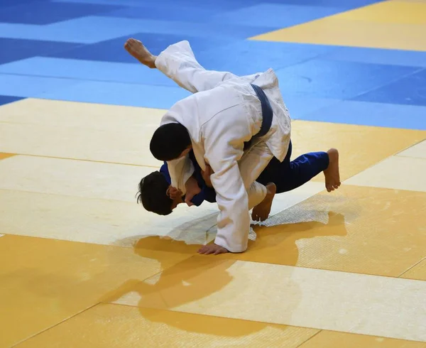 Orenburg, Rússia - 21 de outubro de 2016: Meninos competem em Judô — Fotografia de Stock