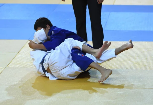 Orenburg, Russia - 21 ottobre 2016: I ragazzi gareggiano nel Judo — Foto Stock