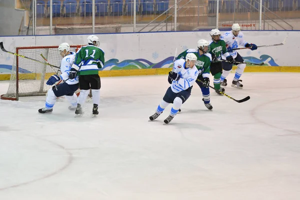 Orenburg, Rusko - 5 dubna 2017 rok: muži hrají hokej — Stock fotografie