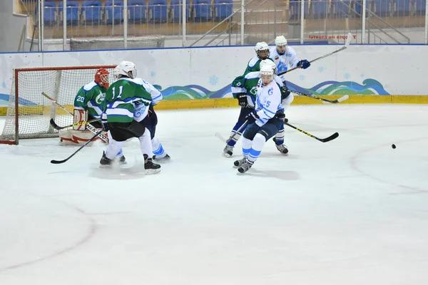 Orenburg, Rusia - 5 de abril de 2017 año: los hombres juegan al hockey —  Fotos de Stock