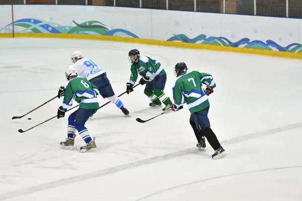 Orenburg, Rusia - 5 de abril de 2017 año: los hombres juegan al hockey —  Fotos de Stock