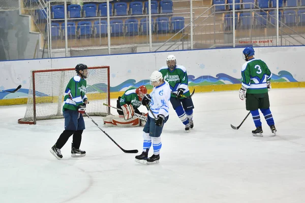 Orenburg, Rusko - 5 dubna 2017 rok: muži hrají hokej — Stock fotografie