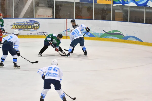 Orenburg, Russie - 5 avril 2017 année : les hommes jouent au hockey — Photo