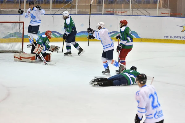 Orenburg, Rusia - 5 de abril de 2017 año: los hombres juegan al hockey —  Fotos de Stock