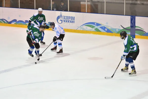 Orenburg, Rusia - 5 de abril de 2017 año: los hombres juegan al hockey —  Fotos de Stock