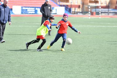 Orenburg, Rusya Federasyonu-Nisan 26, 2017 yıl: çocuklar futbol oynamak