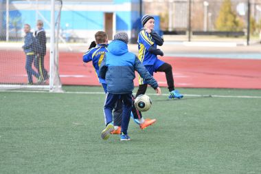 Orenburg, Rusya Federasyonu-Nisan 26, 2017 yıl: çocuklar futbol oynamak