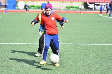 Orenburg, Rusya Federasyonu-Nisan 26, 2017 yıl: çocuklar futbol oynamak