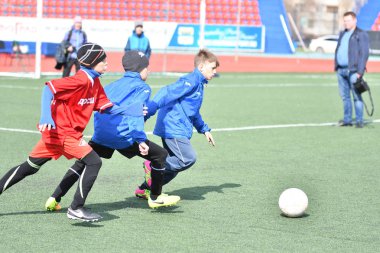 Orenburg, Rusya Federasyonu-Nisan 26, 2017 yıl: çocuklar futbol oynamak