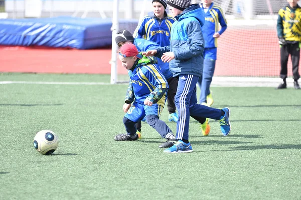 Orenburg, Rusia-26 de abril de 2017 año: los niños juegan al fútbol — Foto de Stock