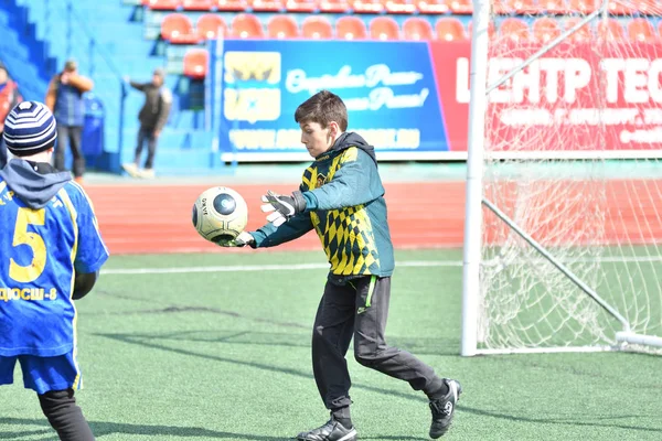 Orenburg, Rusia-26 de abril de 2017 año: los niños juegan al fútbol — Foto de Stock