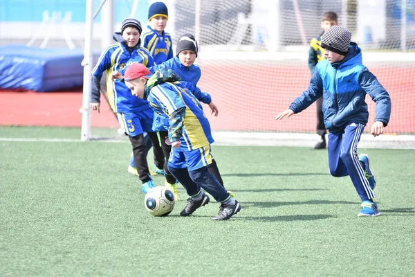 Orenburg, Rusia-26 de abril de 2017 año: los niños juegan al fútbol —  Fotos de Stock