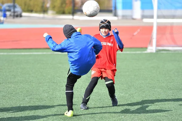 Orenburg, Rusia-26 de abril de 2017 año: los niños juegan al fútbol —  Fotos de Stock