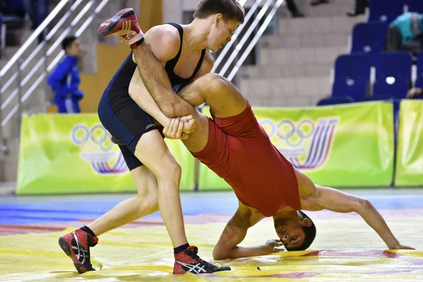 Orenburg, Federacja Rosyjska - 16 marca 2017 roku: chłopcy konkurować w freestyle wrestlingu — Zdjęcie stockowe