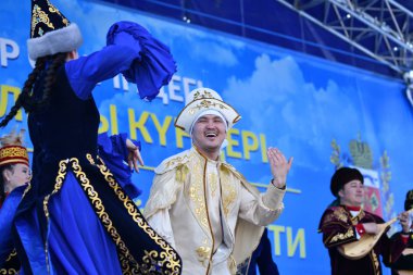 Orenburg, Rusya Federasyonu-Nisan 28, 2017 yıl: sakinleri Kazakistan Ulusal elbiseli
