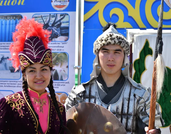 Orenburg, Rusia-28 de abril de 2017 año: Los residentes de Kazajstán en vestido nacional — Foto de Stock