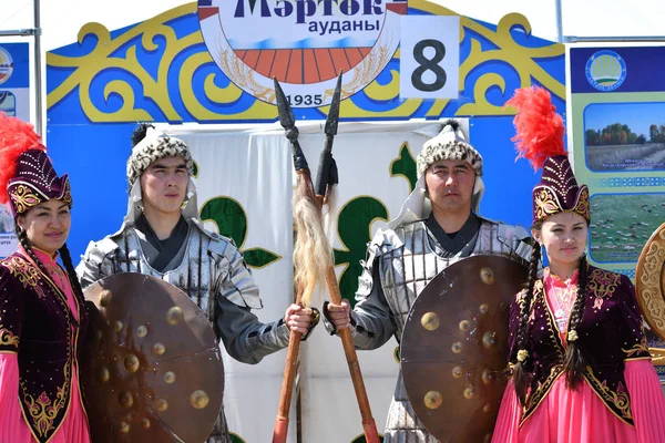 Orenburg, Rusia-28 de abril de 2017 año: Los residentes de Kazajstán en vestido nacional — Foto de Stock