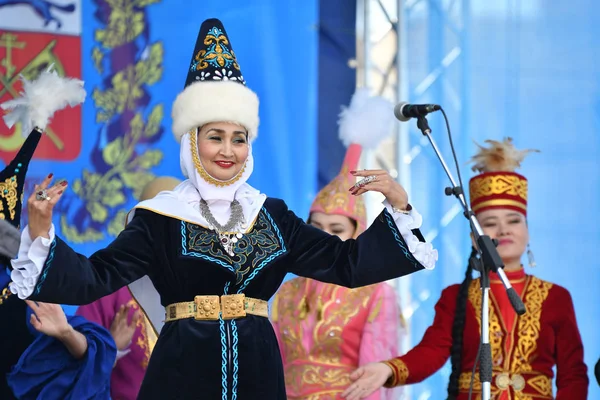 Orenburg, Rusia-28 de abril de 2017 año: Los residentes de Kazajstán en vestido nacional —  Fotos de Stock