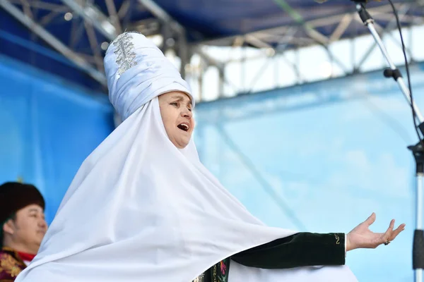 Orenburg, Rusia-28 de abril de 2017 año: Los residentes de Kazajstán en vestido nacional —  Fotos de Stock