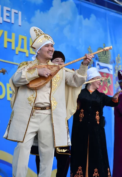 Orenburg, russland-april 28, 2017 jahr: bewohner von kasachstan in nationalkleidung — Stockfoto