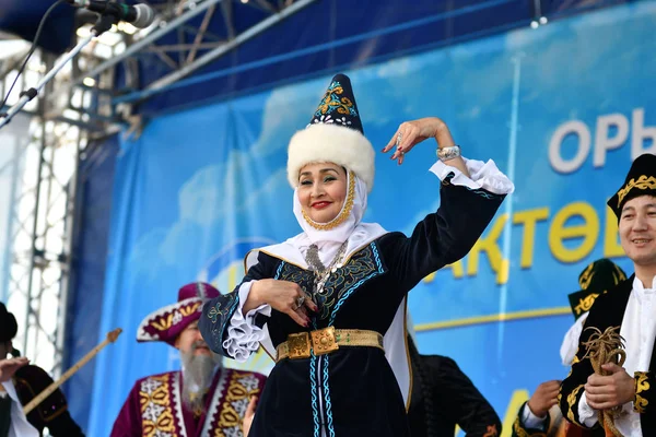 Orenburg, Rusko-Duben 28, rok 2017: obyvatelé Kazachstánu v národních krojích — Stock fotografie