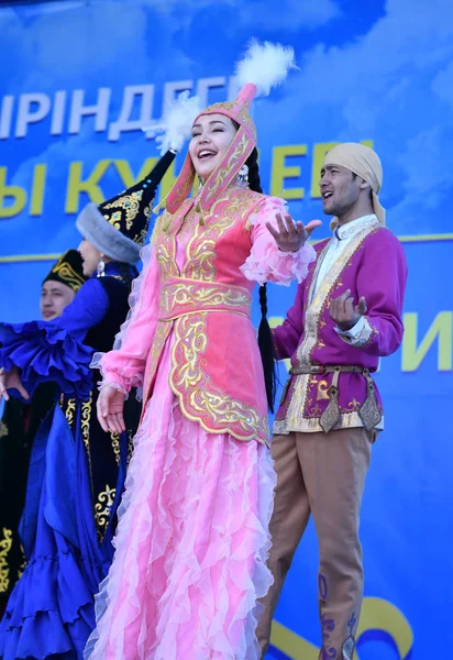 Orenburg, Rusia-28 de abril de 2017 año: Los residentes de Kazajstán en vestido nacional —  Fotos de Stock