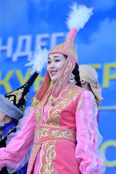 Orenburg, Rusia-28 de abril de 2017 año: Los residentes de Kazajstán en vestido nacional —  Fotos de Stock
