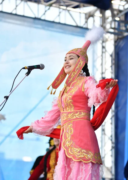 奥伦堡，俄罗斯-四月二十八日，2017 年︰ 哈萨克斯坦居民穿着民族服饰 — 图库照片