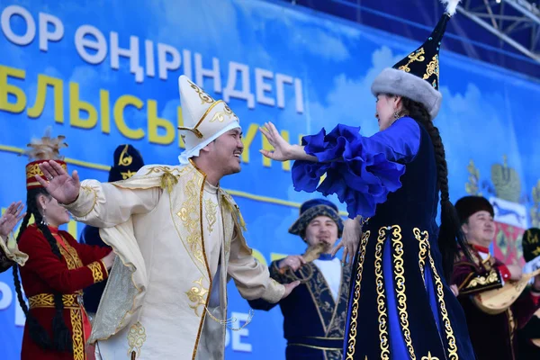 Orenburg, russland-april 28, 2017 jahr: bewohner von kasachstan in nationalkleidung — Stockfoto