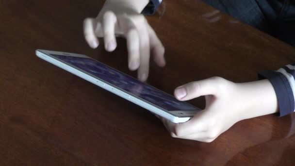 Niño jugando en la Tablet — Vídeos de Stock