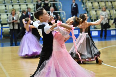 Orenburg, Rusya Federasyonu - 12 Kasım 2016: kız ve erkek dans