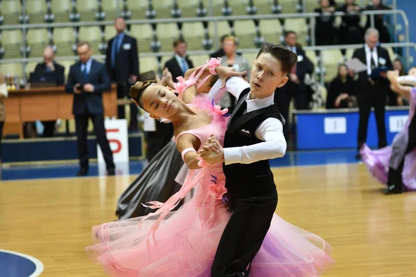 Оренбург, Росія - 12 листопада 2016: дівчинка і хлопчик танцює — стокове фото