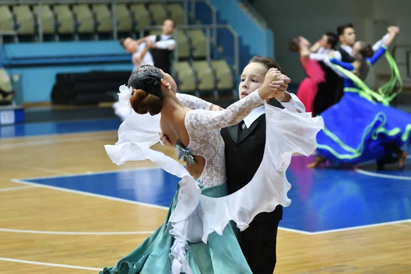 Orenburg, russland - 12. November 2016: Mädchen und Junge tanzen — Stockfoto