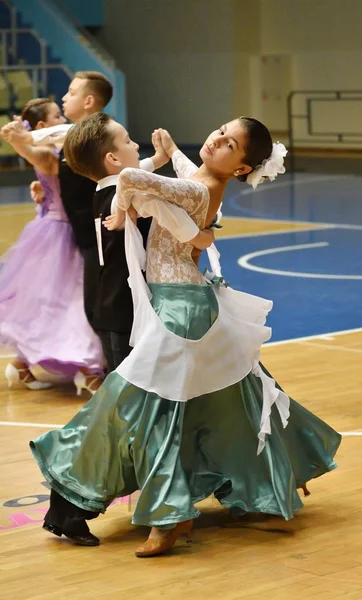 Orenburg, Rusia - 12 de noviembre de 2016: Baile de niñas y niños — Foto de Stock
