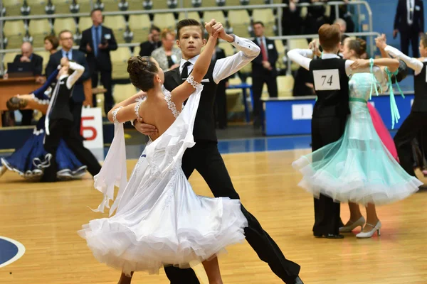 Orenburg, Rússia - 12 de novembro de 2016: Menina e menino dançando — Fotografia de Stock