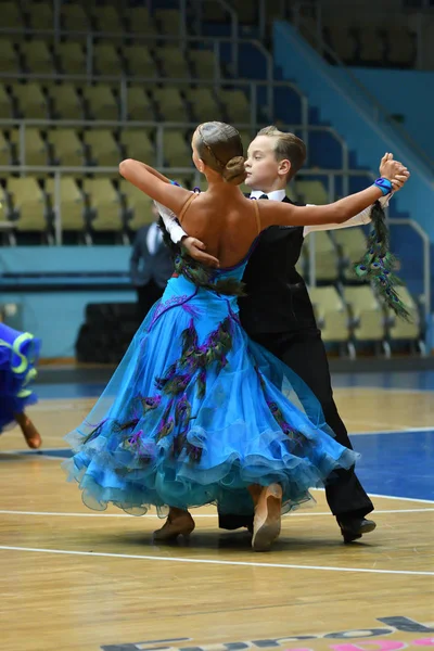 Orenburg, Rusia - 12 de noviembre de 2016: Baile de niñas y niños — Foto de Stock