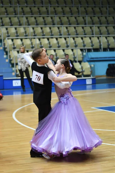 Orenburg, russland - 12. November 2016: Mädchen und Junge tanzen — Stockfoto
