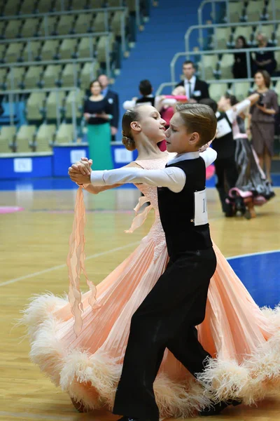 Orenburg, Rusia - 12 de noviembre de 2016: Baile de niñas y niños —  Fotos de Stock