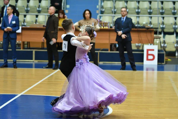 Orenburg, russland - 12. November 2016: Mädchen und Junge tanzen — Stockfoto