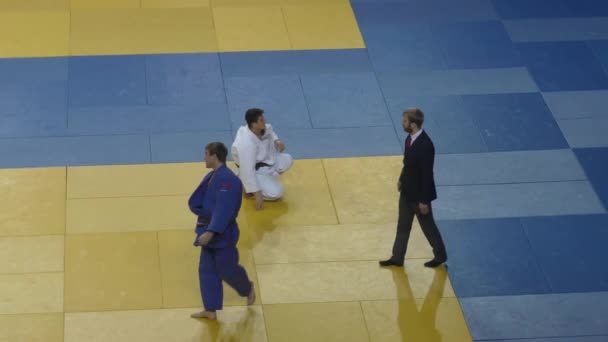 Orenburg, Rusland - 21 oktober 2016: jongens concurreren in Judo — Stockvideo