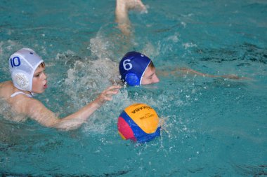 Orenburg, Rusya Federasyonu-Mayıs 4, 2017 yıl: çocuklar su polo oynamak