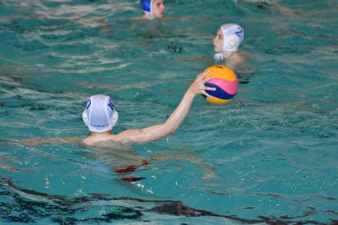 Orenburg, Rusya Federasyonu-Mayıs 4, 2017 yıl: çocuklar su polo oynamak