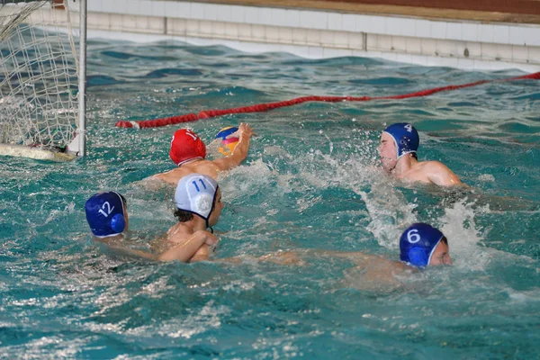 Orenburg, Russia-May 4, 2017 years: the boys play in water polo — Stock Photo, Image