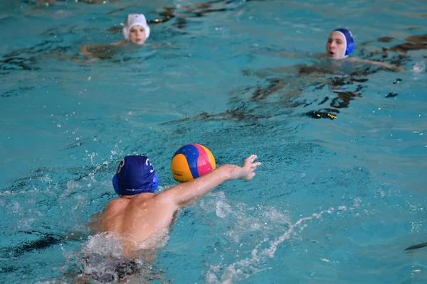 Orenburg, Rusia-Mayo 4, 2017 años: los niños juegan en waterpolo —  Fotos de Stock